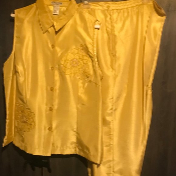 2-Piece Blouse Capris Pants - Picture 2 of 4